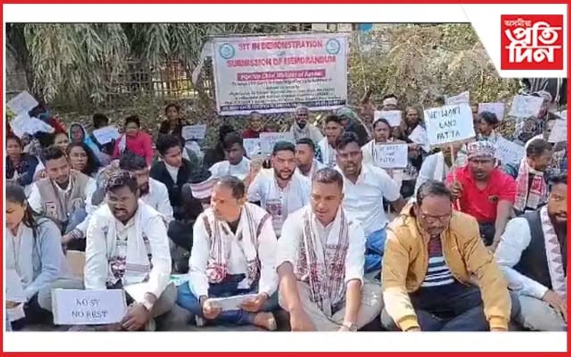 বিভিন্ন দাবীৰে কাৰ্বি আংলং জিলা আদিবাসী ছাত্ৰ সন্থাৰ ধৰ্ণা