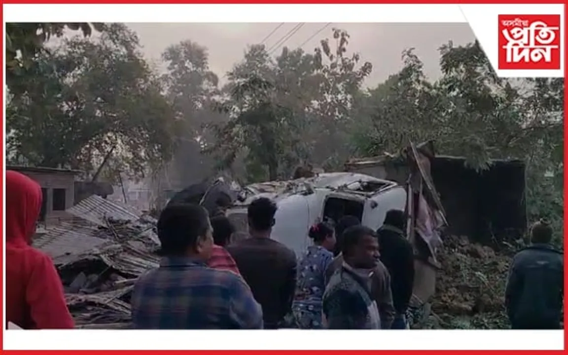 নিশা ব্যৱসায়ীক প্ৰতিষ্ঠানত ডাম্পাৰৰ খুন্দাঃ দোকান, বাহন বিধ্বস্ত... 