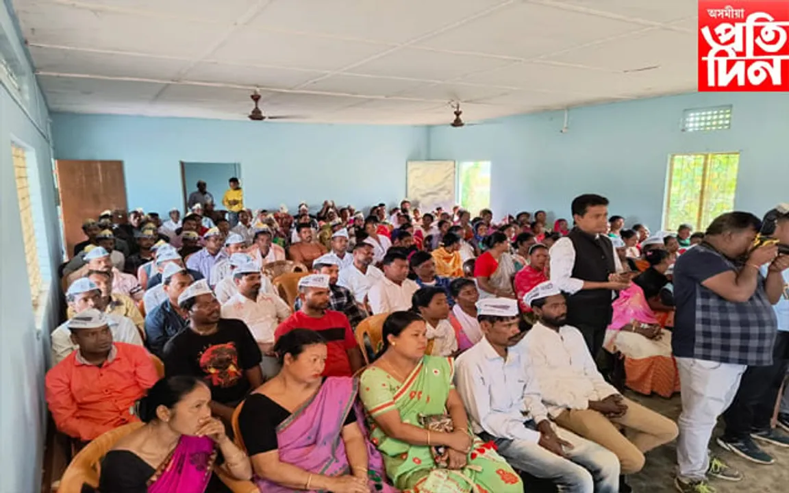 দুলীয়াজানত বিজেপি ত্যাগ কৰি আপত যোগদান শতাধিকৰ