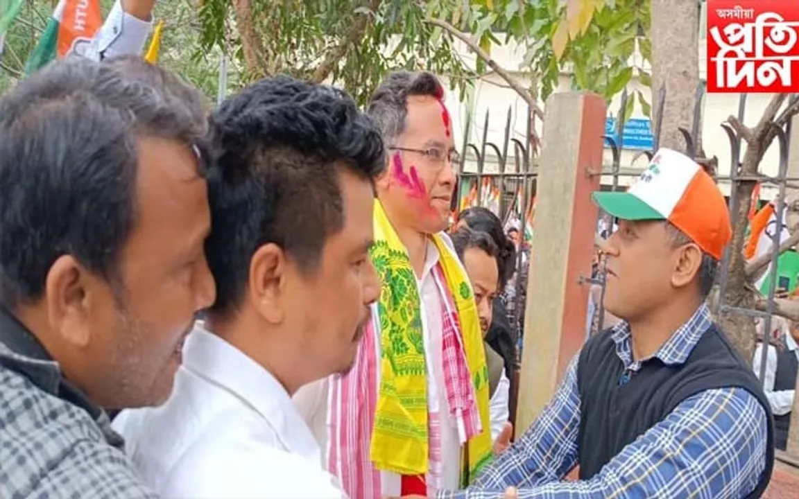  নেতৃত্বহীন হৈ  পৰিছে কংগ্ৰেছ দল 