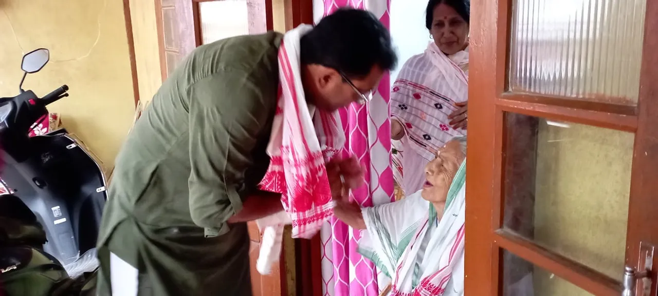 নবৱৰ্ষ আৰু বিহুৰ ওলগ জনাই বটদ্ৰৱাত বয়োজেষ্ঠক সেৱা বিধায়ক ৰূপক শৰ্মাৰ...
