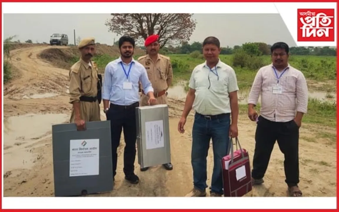 ঢকুৱাখনা সমষ্টিত ঘৰে ঘৰে নিৰ্বাচনী বিষয়াৰ ভোট গ্ৰহণ... 