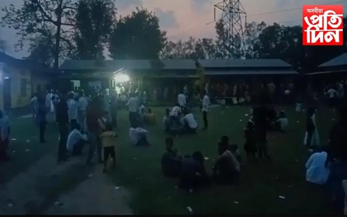 নগাঁৱত ভোটাৰৰ সহাঁৰিঃ সন্ধিয়া ৫বজাৰ পাছতো ভোটকেন্দ্ৰত প্ৰচণ্ড ভিৰ 