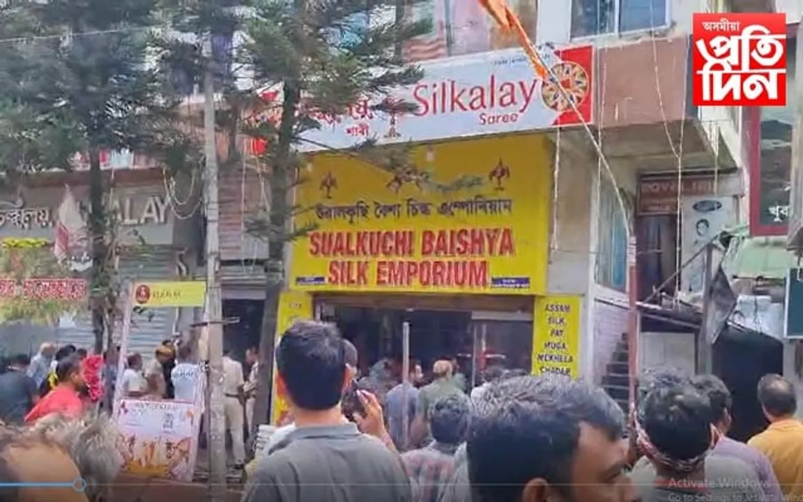 ফাঁচী বজাৰত বিধ্বংসী অগ্নিকাণ্ডঃ ১কোটিৰো অধিক টকাৰ কাপোৰ ভস্মীভূত...