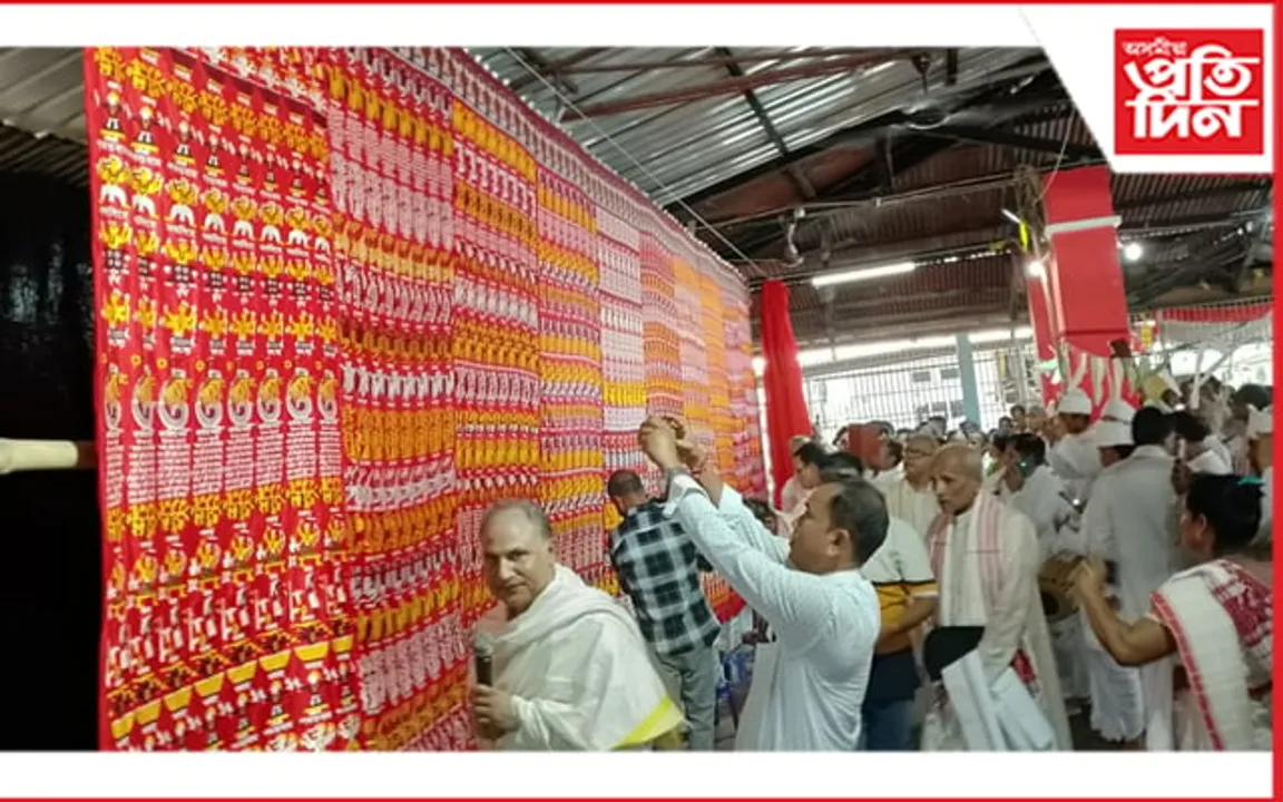 ড° ৰঞ্জিত বৰুৱাৰ ৫ বছৰীয়া সাধনাঃ প্ৰস্তুত কৰি উলিয়ালে গুৰুজনাৰ আৰ্হিমূলক বৃন্দাৱনী বস্ত্ৰ 