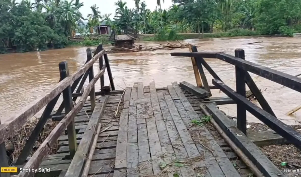 বৰপানী নদীৰ ভয়াৱহ ৰূপঃ উটুৱাই নিলে দলং, চিগিল মথাউৰি ...