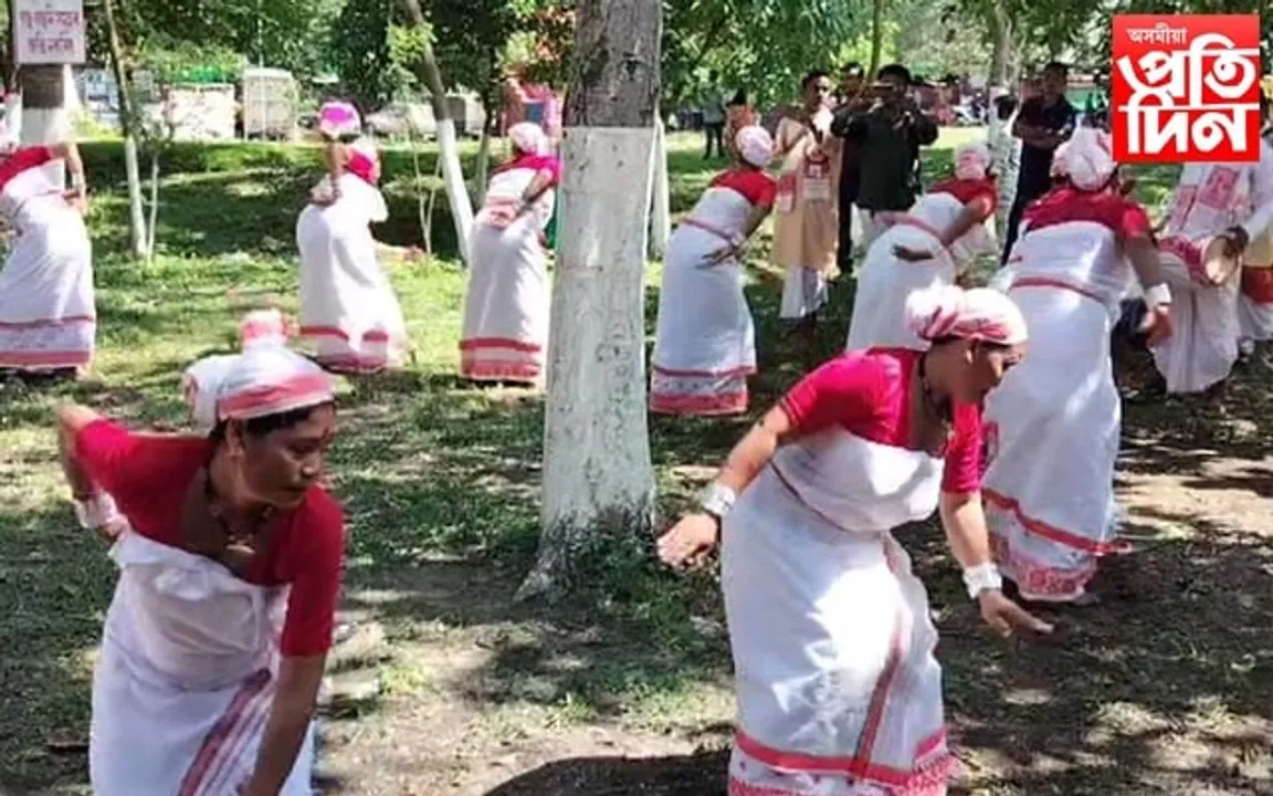 ঢোল-পেঁপা-গগনাৰ ছন্দত প্ৰাণোচ্ছল মহঘুলি চাপৰি..
