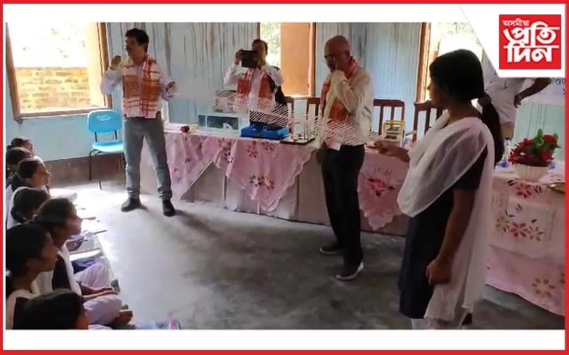 বঢ়মপুৰৰ দুখনকৈ বিদ্যালয়ত IIT গুৱাহাটীৰ অধ্যাপকৰ দল...