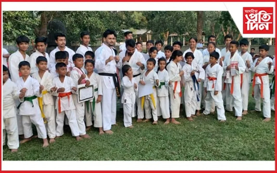 বজালী কাৰাটে ডোৰ বেল্ট প্ৰদান অনুষ্ঠান সম্পন্ন