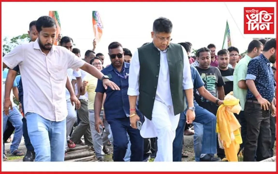 কৰিমগঞ্জত বান পৰিস্থিতিৰ বুজ ল'লে মন্ত্ৰী পীযুষ হাজৰীকাই