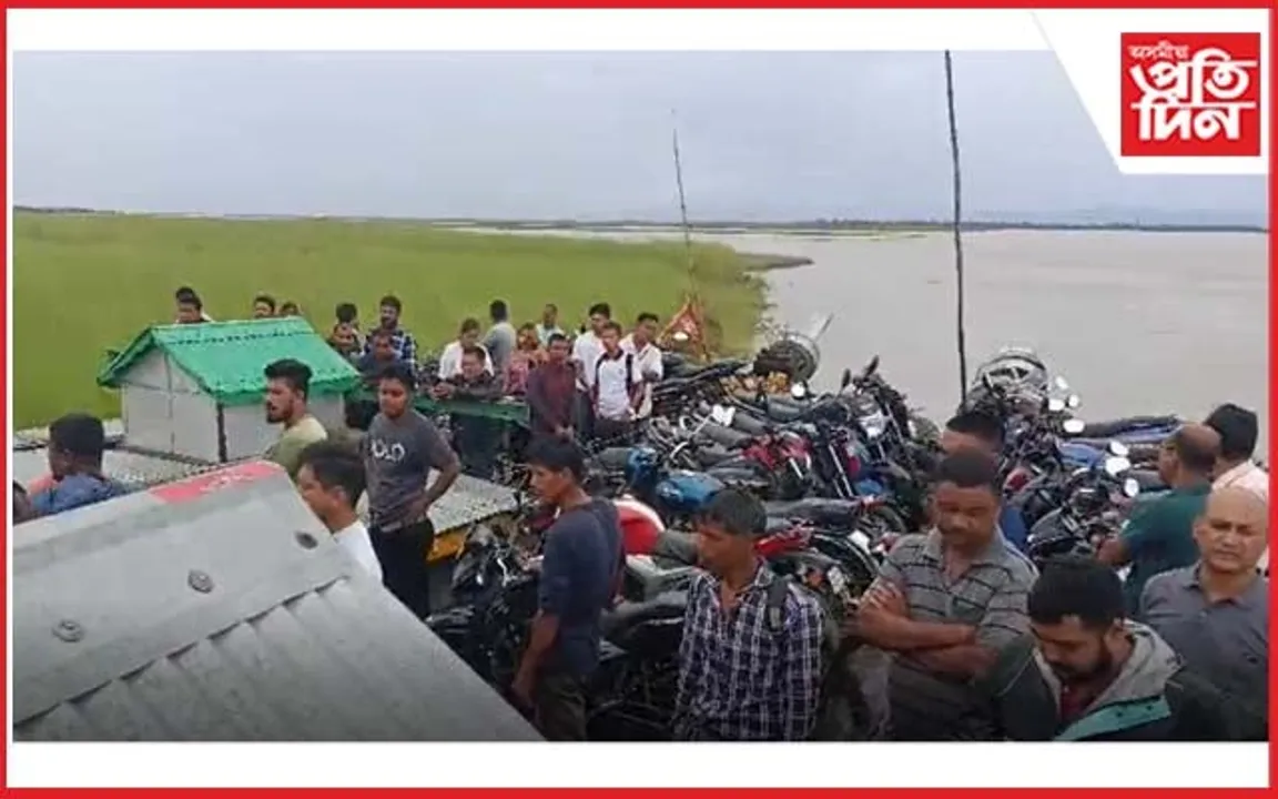 ব্ৰহ্মপুত্ৰৰ বুকুত মাজুলী-নিমাতী অভিমুখী ফেৰী আৱদ্ধ