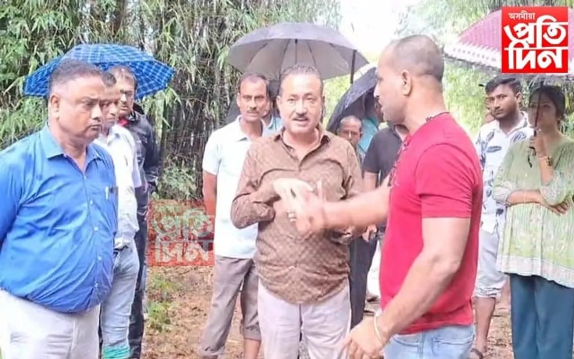 পশ্চিম নলবাৰীত বানাক্ৰান্তক লৈ হেতালি: জলসম্পদ বিভাগৰ বিষয়া আৰু বিজেপি নেতাক তিৰস্কাৰ বানাক্ৰান্তৰ
