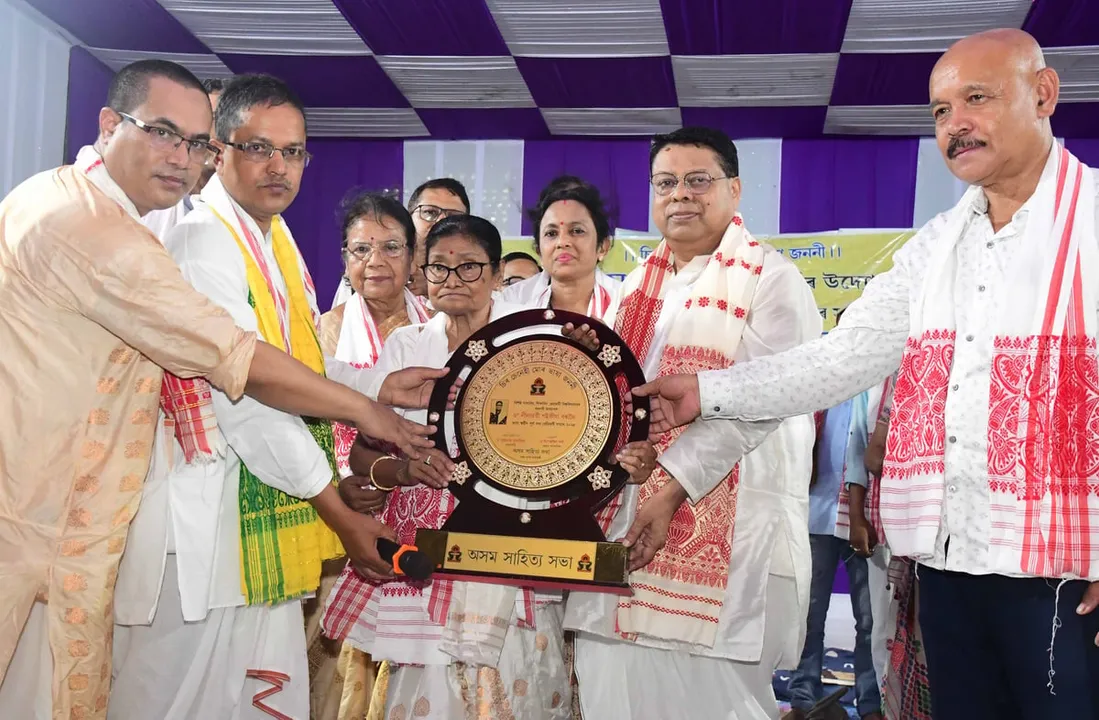 ভাষাবিদ ড° লীলাৱতী শইকীয়া বৰালৈ ভাষা শ্বহীদ সূৰ্য বৰা বঁটা...
