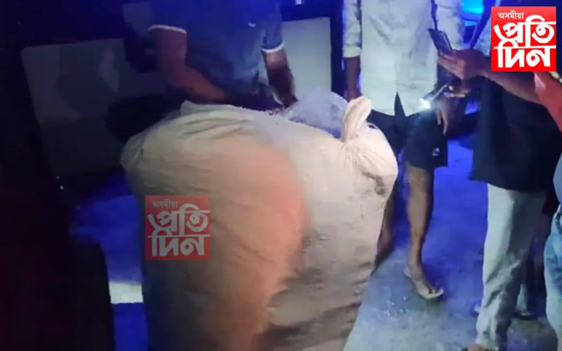 ধুবুৰীত আৰক্ষীৰ অভিযান: বস্তাই বস্তাই মেখেলা চাদৰ জব্দ
