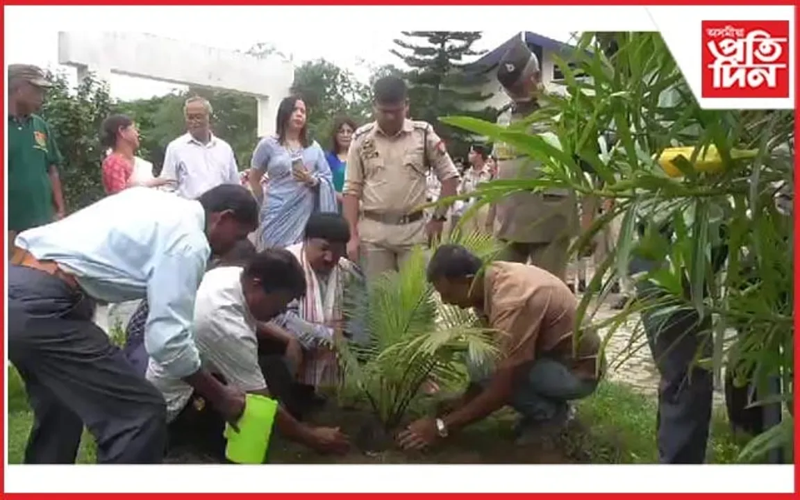 ৰাজ্যত বান বিভীষিকাৰ মাজতে বন মহোৎসৱ পালন ডিব্ৰুগড়ৰ বন সংমণ্ডলৰ... 