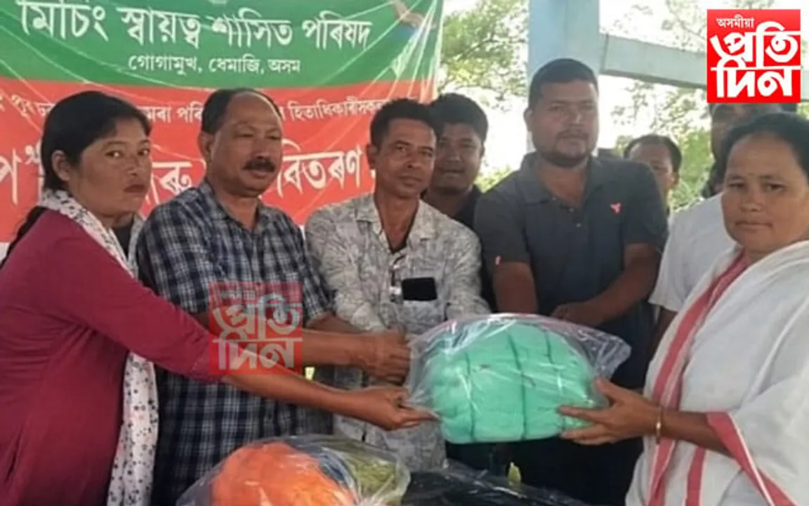 ঢকুৱাখনাত মিচিং স্বায়ত্ব শাসিত পৰিষদৰ সূতা বিতৰণ...