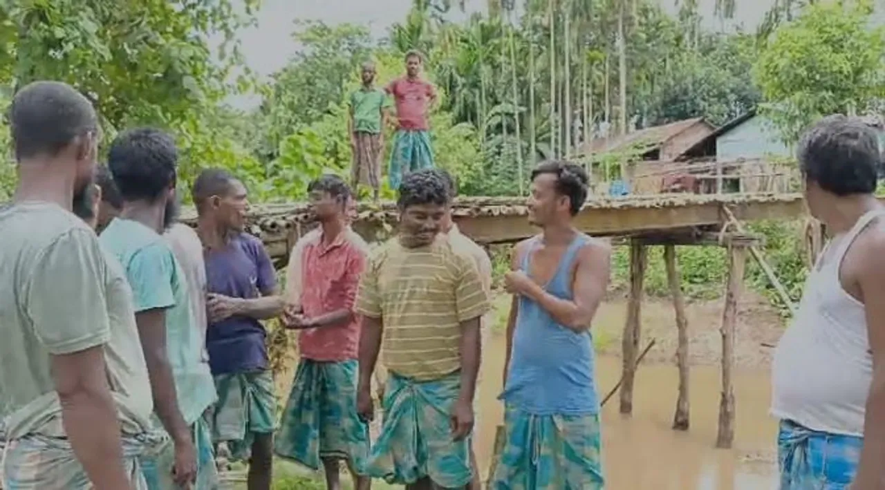 গুৰুত্ব নাই চৰকাৰৰ ! হাতে-কামে লাগি ৰাইজে নিৰ্মাণ কৰিলে বাঁহৰ দলং  