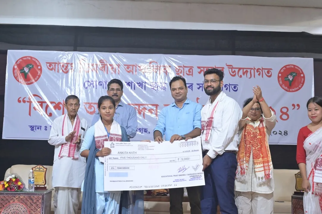 সোণাপুৰত আন্ত:ডিমৰীয়া আঞ্চলিক ছাত্ৰ সন্হাৰ অভিনন্দন  অনুষ্ঠান...
