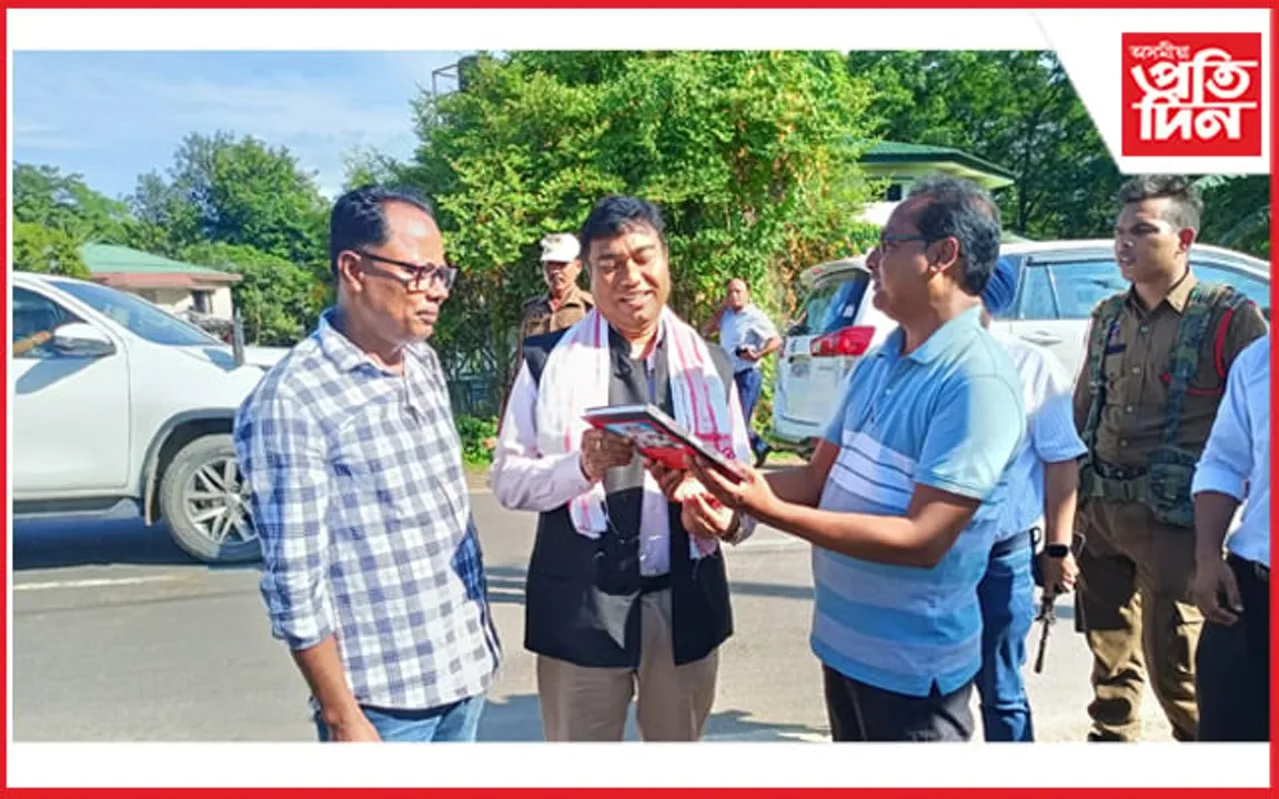 মায়ং গ্ৰাম্য সংগ্ৰহালয় আৰু গৱেষণা কেন্দ্ৰত  সাংসদ ৰামেশ্বৰ তেলী