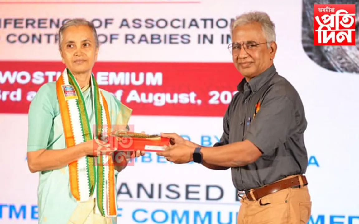 পশু চিকিৎসা বিজ্ঞানী ড০ জ্যোতি বুঢ়াগোহাঁই দত্তক 'এছ এন মধুসূদন অৰেচন বঁটা' প্ৰদান