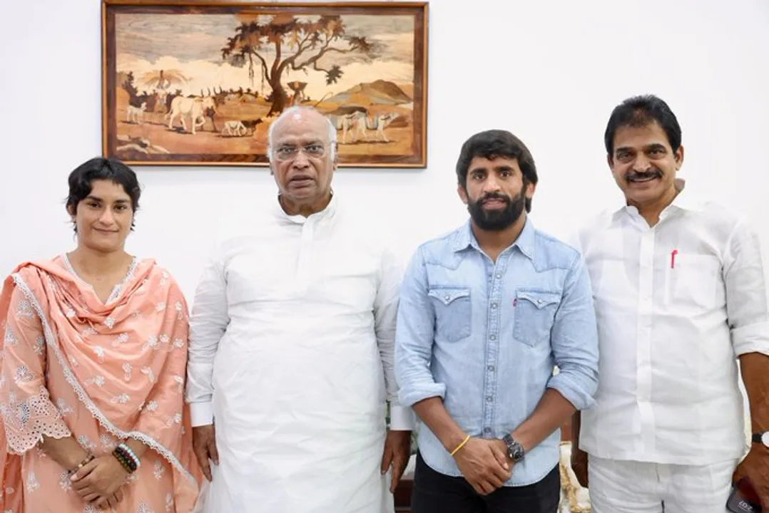 দেশৰ দুই মল্লযুঁজাৰু বিনেশ ফ’গাট আৰু বজৰং পুনিয়াৰ কংগ্ৰেছত যোগদান