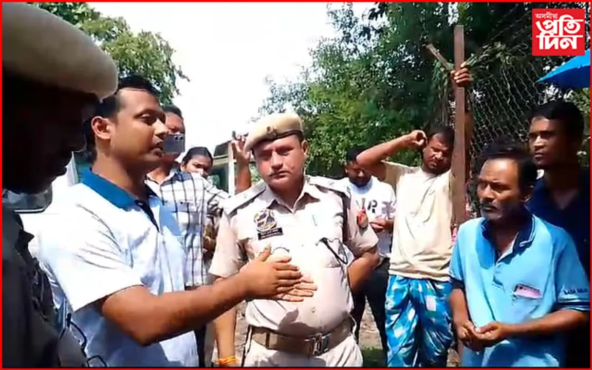 বটদ্ৰৱা বিদ্যুৎ উপসংমণ্ডল কাৰ্যালয়ৰ সন্মুখত ৰাইজৰ প্রতিবাদী কাৰ্যসূচী...
