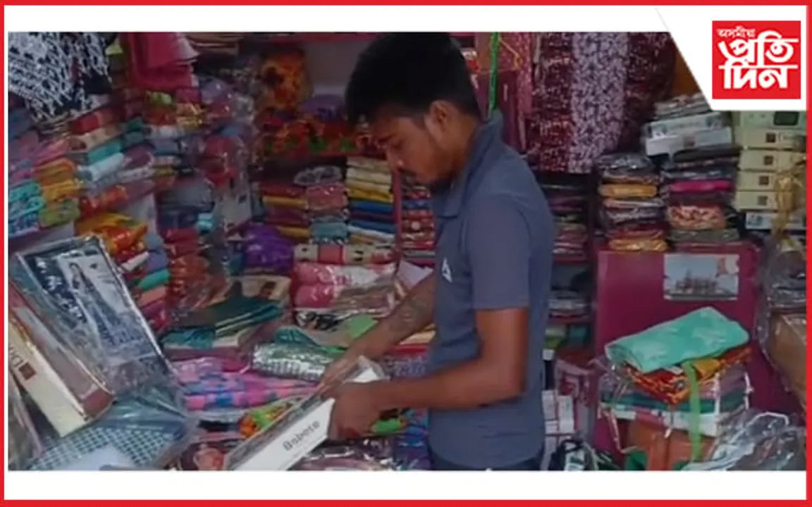 পূজাৰ বতৰত মূৰে - কপালে হাত দিছে ক্ষুদ্ৰ কাপোৰ ব্যৱসায়ীয়ে