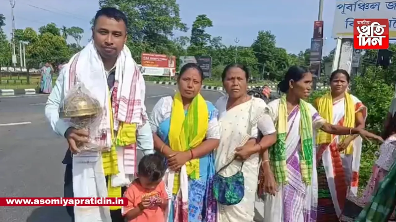 পেলনীয়া মাছৰ কাৰ্টুনেৰে এক লাখ জাপি আৰু শৰাই নিৰ্মাণেৰে অভিলেখ সৃষ্টিকাৰী মৌচুম সোণোৱাললৈ ডক্টৰেট...