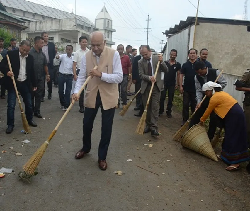 শ্বিলঙত হাতত ঝাড়ু তুলি চাফাই অভিযানত নামিল কেন্দ্ৰীয় মন্ত্ৰী এম জে আকবৰ