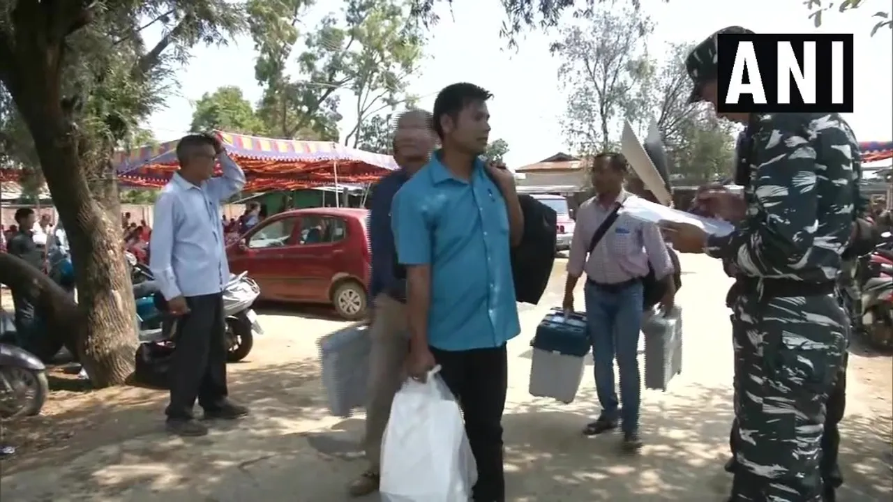 শিলচৰ সংসদীয় সমষ্টিৰ ভোটগ্ৰহণ কেন্দ্ৰলৈ ৰাওনা নিৰ্বাচনী বিষয়া-কৰ্মচাৰী…