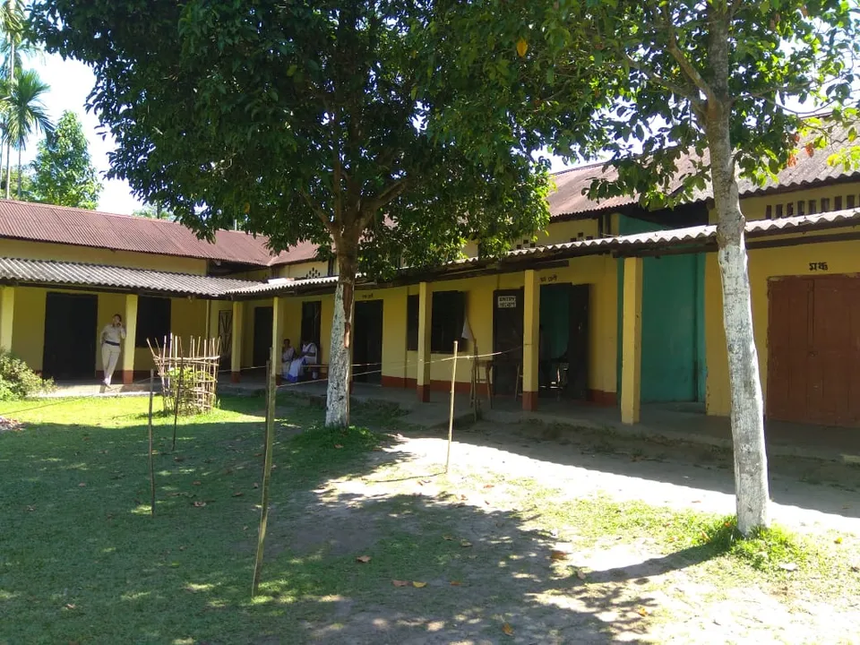 ঢকুৱাখনাৰ বহু ভোটকেন্দ্ৰত ইভিএম বিসংগতি, সেৰেঙা উপস্থিতি ভোটাৰৰ