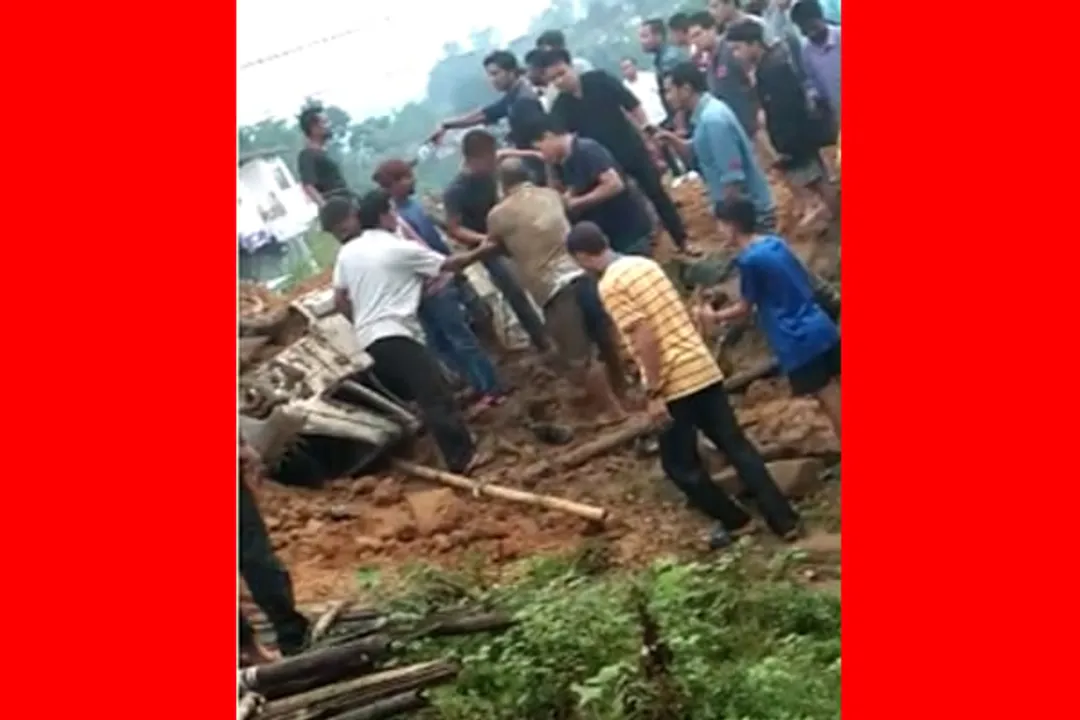 ইটানগৰত ভূমিস্খলনঃ গুৰুতৰভাৱে আহত দুজন, উদ্ধাৰকাৰী দলৰ উদ্ধাৰ অভিযান অব্যাহত… VIDEO