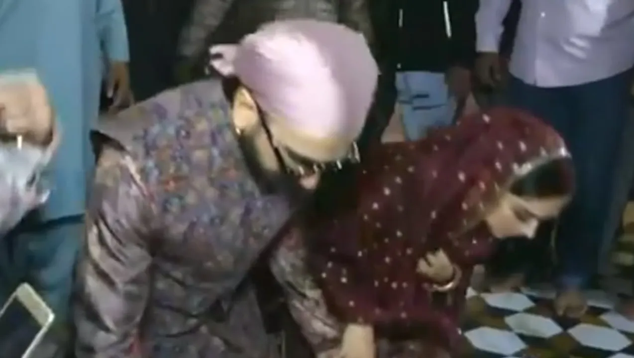 অমৃতসৰৰ স্বৰ্ণ মন্দিৰত ৰণবীৰ-দীপিকা, চাওঁক VIDEO