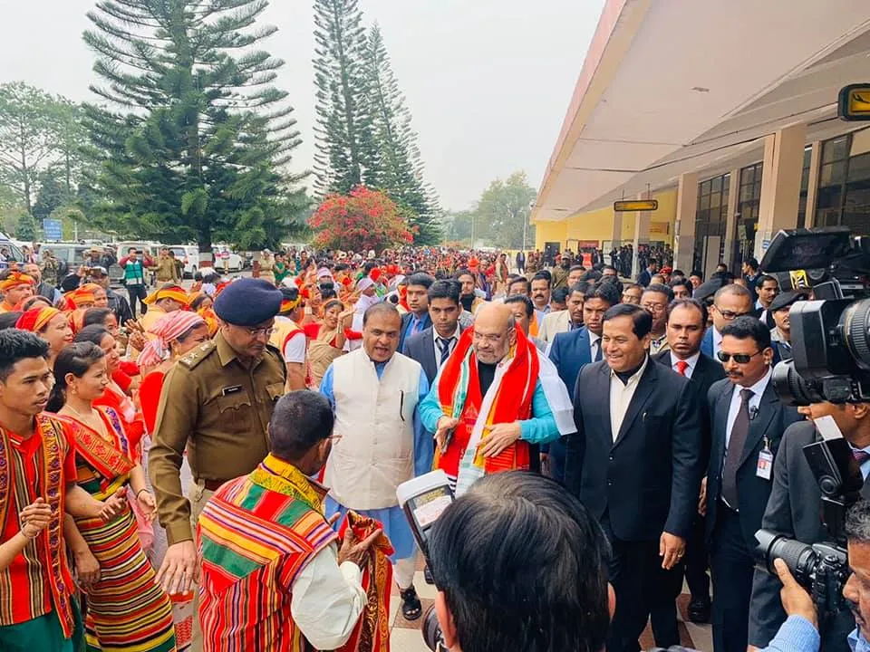 অৰুণাচললৈ গৃহমন্ত্ৰী অমিত শ্বাহঃ বিমান বন্দৰত আদৰণি জনালে মু্খ্যমন্ত্ৰী সোণোৱালৰ লগতে বিত্তমন্ত্ৰী  হিমন্ত বিশ্ব শৰ্মাই…