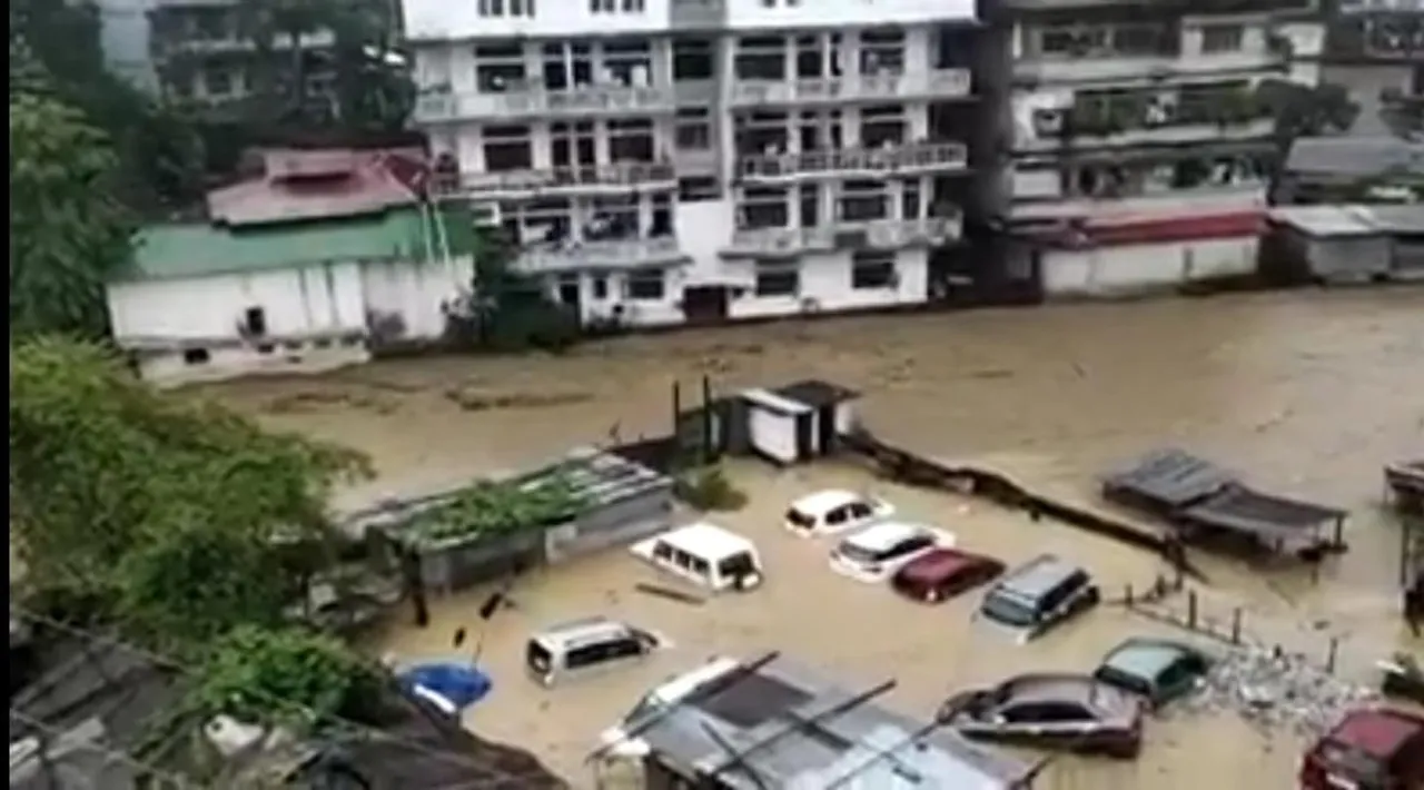 নাহৰলাগুনত বান, লাগুন নদীৰ বানত ওপঙিছে গাড়ী-মটৰ…