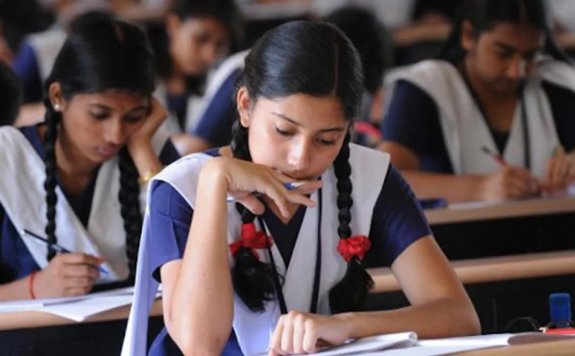 নামভৰ্ত্তিক লৈ হাহাকাৰঃ দৰঙত উচ্চতৰ মাধ্যমিক আৰু স্নাতক পৰ্যায়ত আসন বৃদ্ধিৰ দাবী আছুৰ…