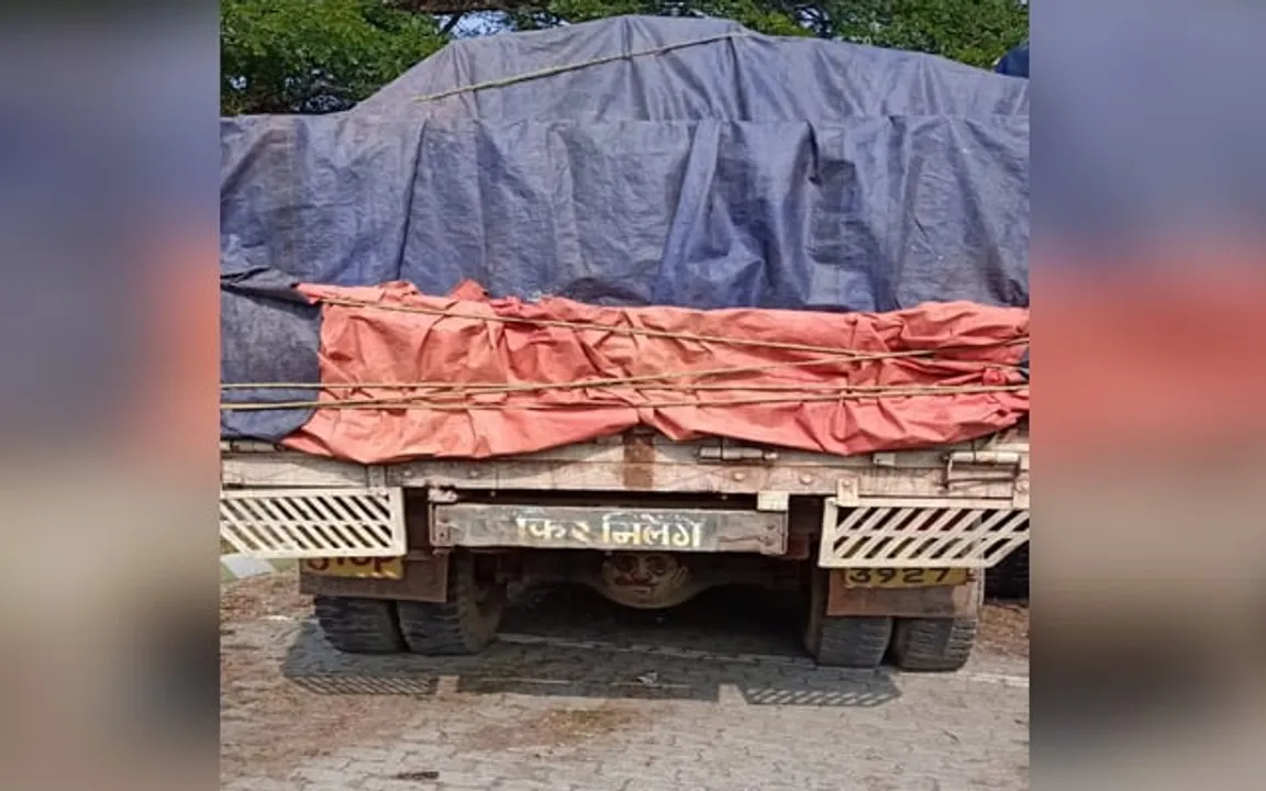 কাজিৰঙাত লক্ষাধিক টকাৰ চোৰাং কাঠ জব্দ