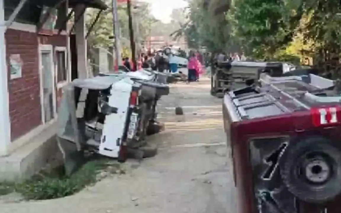 দ্বিতীয় পৰ্যায়ৰ ভোটগ্ৰহণৰ পূৰ্বে মণিপুৰত নিৰ্বাচনী হিংসাঃ আৰক্ষীৰ বাহনৰ সৈতে মুঠ ১৩ খন বাহন ক্ষতিগ্ৰস্ত…