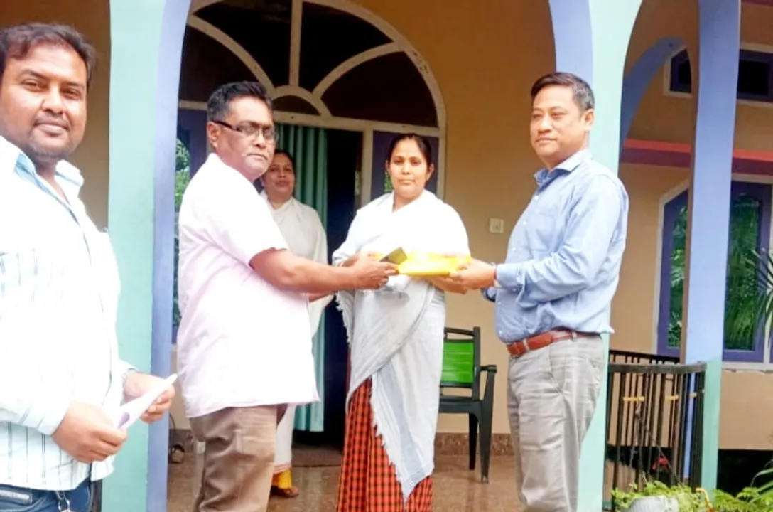 ঢকুৱাখনাৰ ৭৪ গৰাকী বিশিষ্ট ব্যক্তিক মুখ্যমন্ত্ৰীৰ ৰঙালী বিহুৰ উপহাৰ প্ৰদান