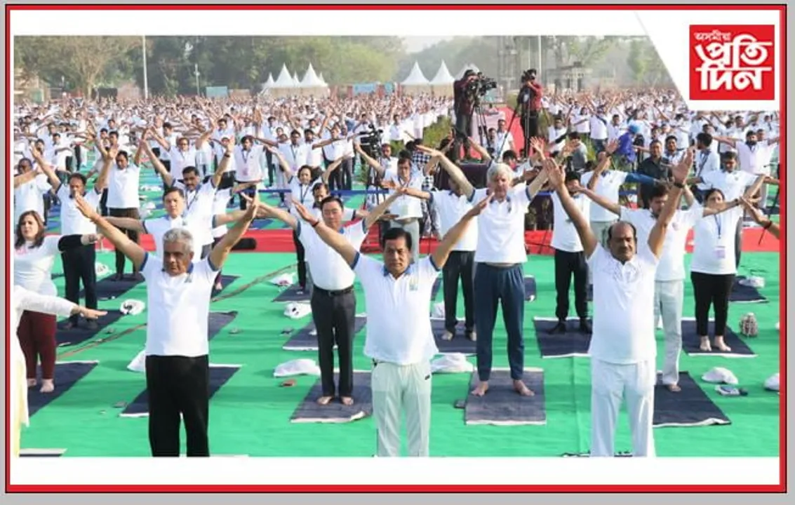 বিশ্ব স্বাস্থ্য দিৱস: লাল কিল্লাত সহস্ৰাধিক লোকৰ যোগ প্ৰদৰ্শন