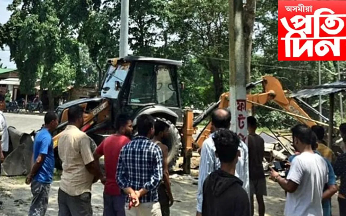 এইবাৰ ঢকুৱাখনাত চলিল প্ৰশাসনৰ বুলডজাৰ