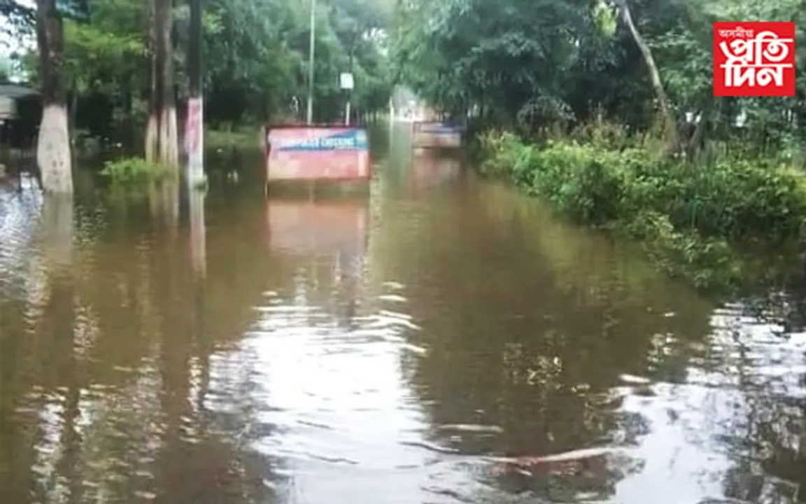 তিনিচুকীয়াৰ গুঁইজান ঘাটত ডিব্ৰু নৈৰ জলপৃষ্ঠ বৃদ্ধি…