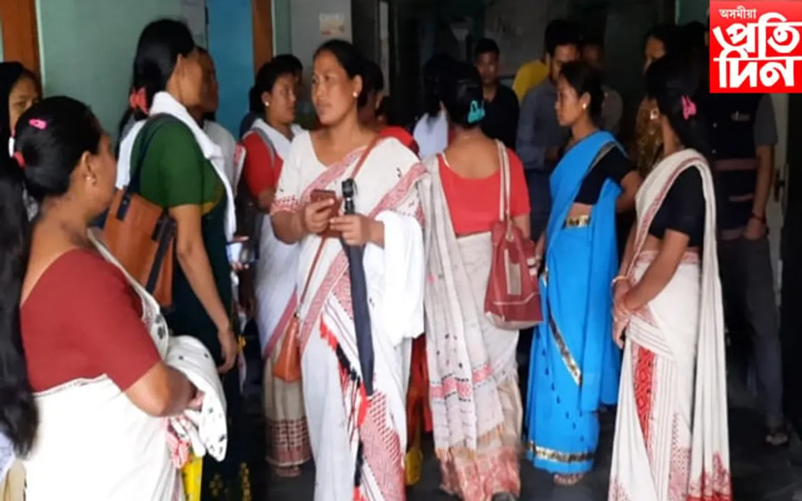 ঢকুৱাখনা উন্নয়ন খণ্ডত মহিলাৰ  প্ৰতিবাদ,গেৰুৱা দলৰ এজেণ্টৰ ৰূপত বি পি এম জেচমিন দলে…