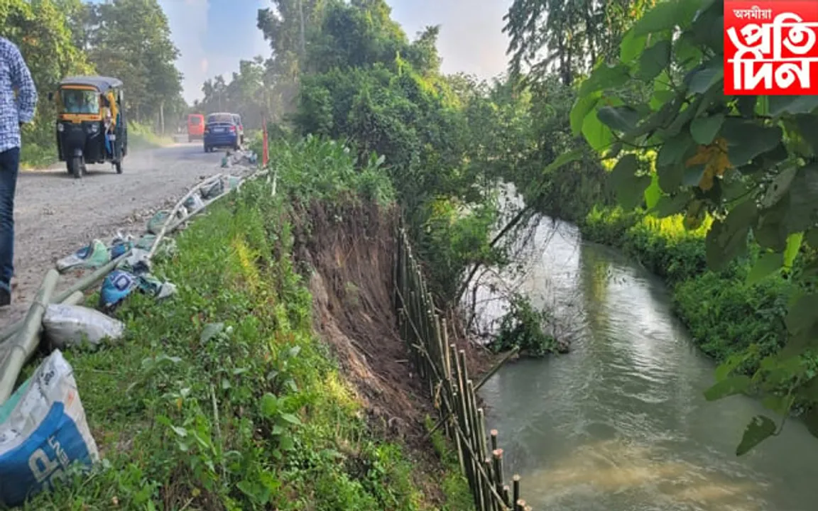 চিৰাঙৰ শান্তিপুৰত গৰাখহনীয়াৰ কবলত ইণ্ডো-ভূটান সংযোগী ডাণ্টক পথ