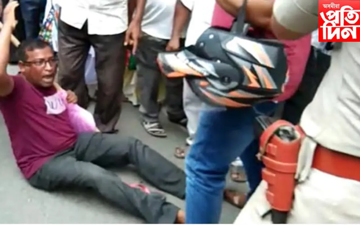 নগাঁৱত প্ৰতিবাদকাৰী আৰু আৰক্ষীৰ মাজত খণ্ডযুদ্ধ…