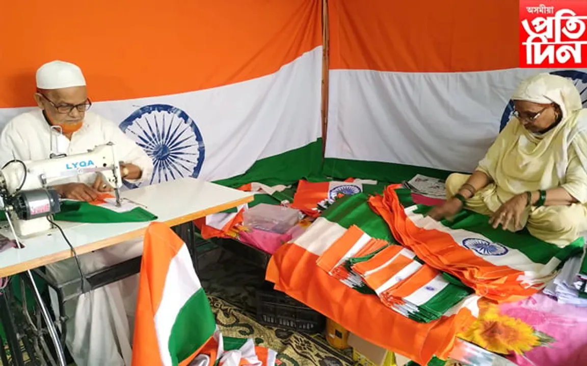 ৮৩ বছৰীয়া আব্দুল ছাছাই বৰ্তমানলৈ প্ৰস্তুত কৰি উলিয়াইছে প্ৰায় ৩০ লাখ জাতীয় পতাকা, সৰ্বত্ৰে চৰ্চা