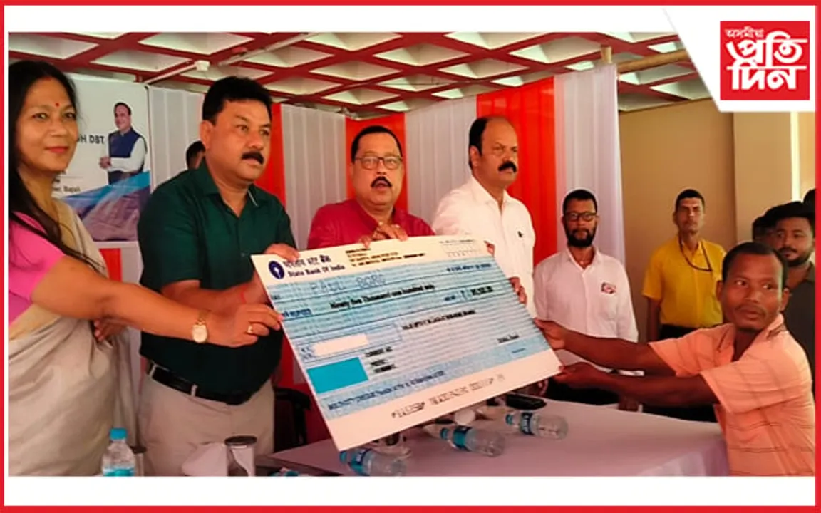 বজালীৰ বানত ক্ষতিগ্রস্ত হোৱা পৰিয়াললৈ ৰাজ্য চৰকাৰৰ চেক বিতৰণ…