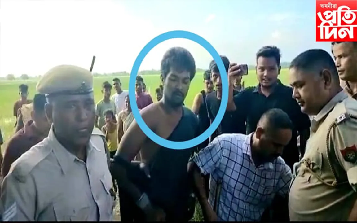 গেৰজাইসহ পলাতক ২ আপৰাধীৰ এটাক ধৰিলে আৰক্ষীয়ে : ঢকুৱাখনাৰ চৌদিশে আৰক্ষীক তীক্ষ্ণ সমালোচনা…