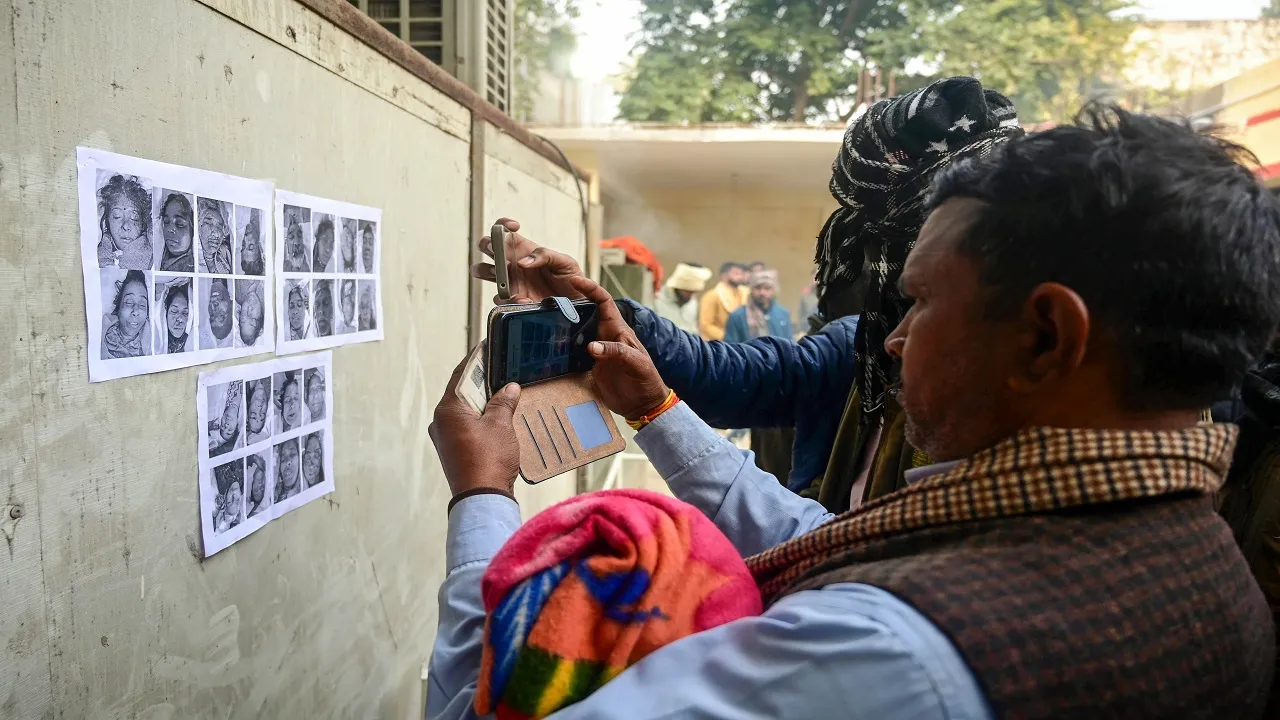  परिजनों की तलाश में लोग Photograph: (IANS) 