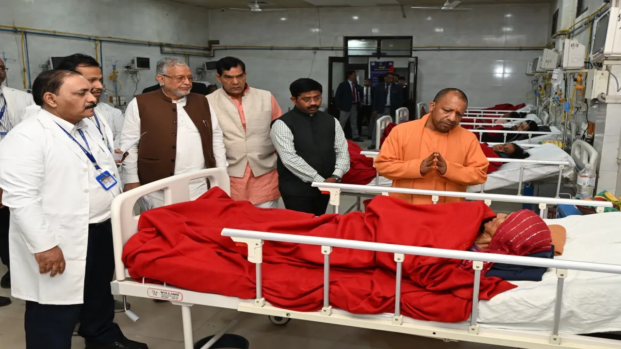  अस्पताल में घायलों से मिलते योगी आदित्यनाथ। फोटोः IANS 
